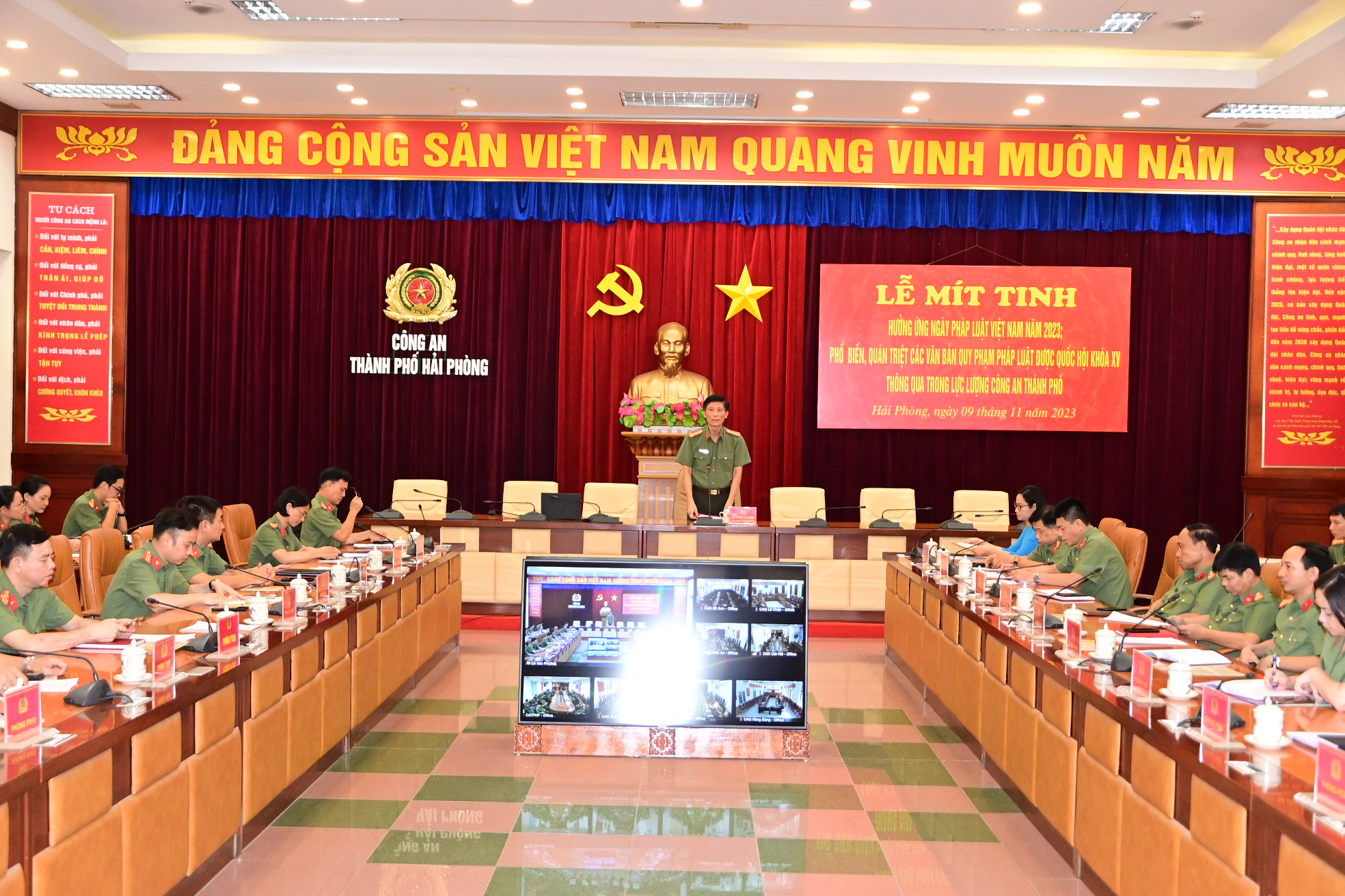 Công an thành phố mít tinh hưởng ứng ngày Pháp luật Việt Nam năm 2023.